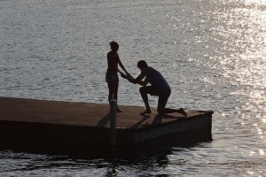 爱情事业双丰收！凯斯勒晒求婚成功照片：不敢相信已经一个月了
